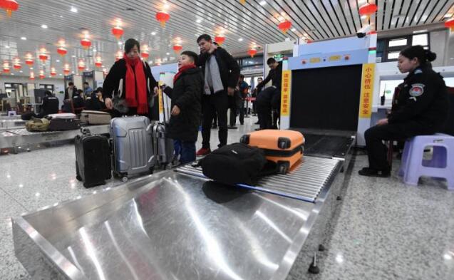 安檢門檢查口把關火車站安全 女子檢漏抓現行